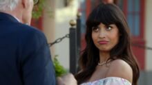 女绿巨人出演《善地》中的 Jameela Jamil
